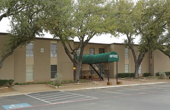 The Arlington Village Apartments in Arlington, TX - Building Photo - Building Photo