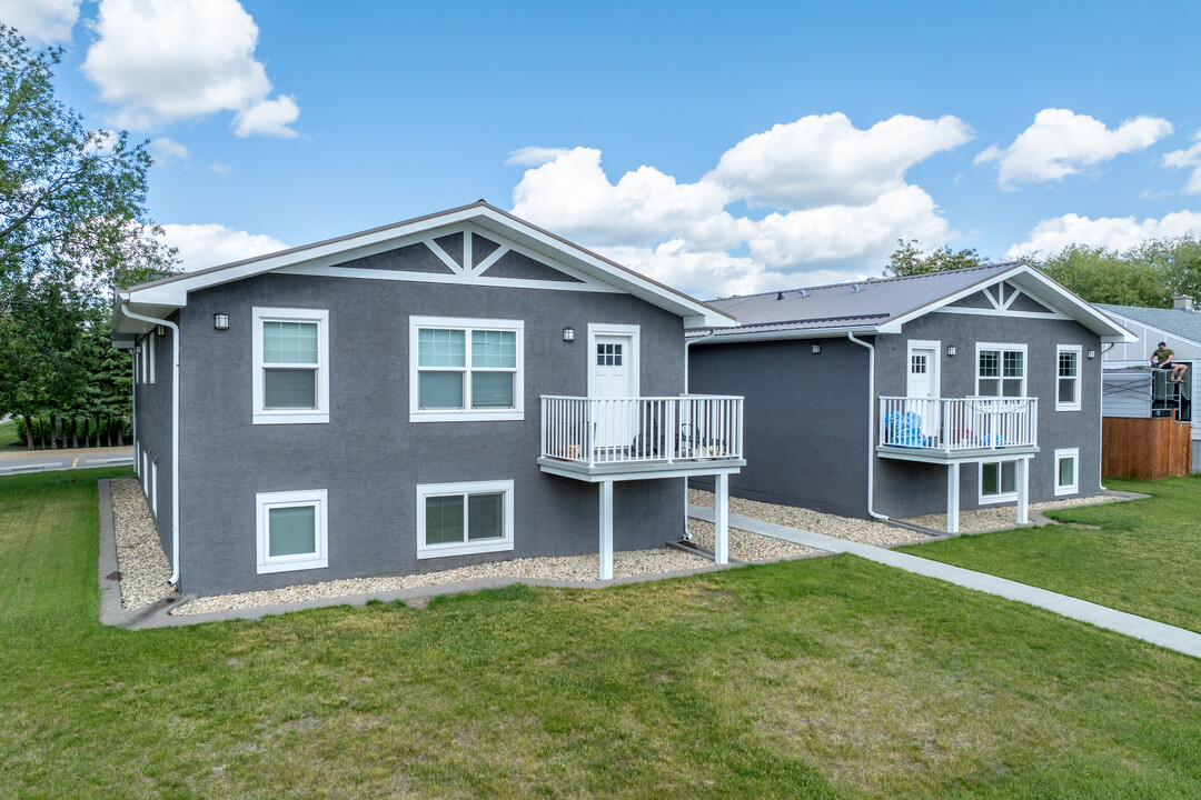 4028 51 St in Red Deer, AB - Building Photo