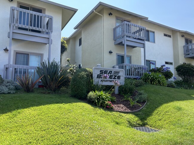 Sea Breeze Apartments in Marina, CA - Foto de edificio - Building Photo