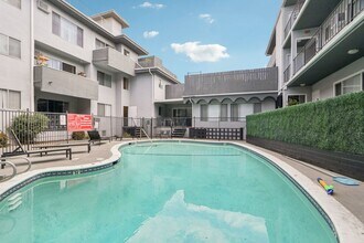 4950 Coldwater Canyon in Sherman Oaks, CA - Building Photo - Building Photo