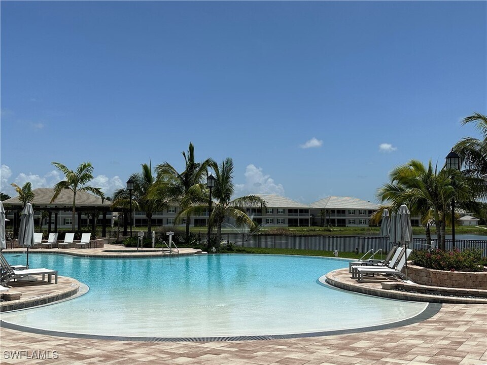 257 Indies Dr E in Naples, FL - Building Photo