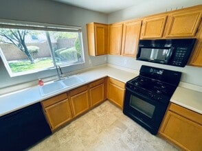 11197 Falesco Ave in Las Vegas, NV - Building Photo - Building Photo