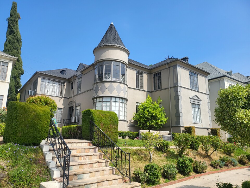 1920 N Alexandria Ave in Los Angeles, CA - Building Photo