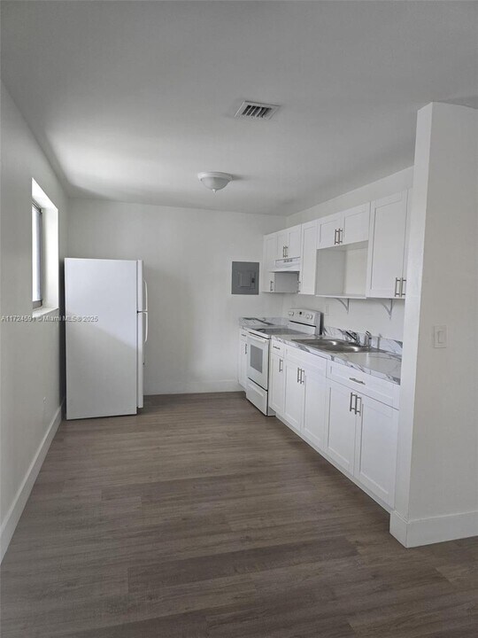 120 W 10th St-Unit -14 in Hialeah, FL - Building Photo