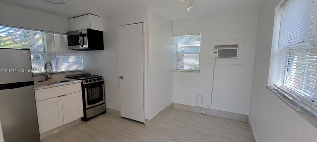 26 SE 13th Terrace in Dania Beach, FL - Building Photo - Building Photo