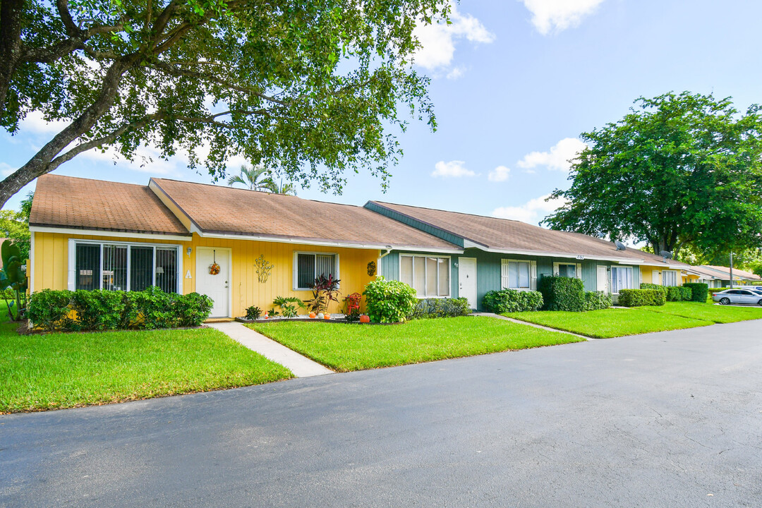 Forest Glen in West Palm Beach, FL - Building Photo