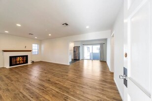 11613 Haynes St in North Hollywood, CA - Building Photo