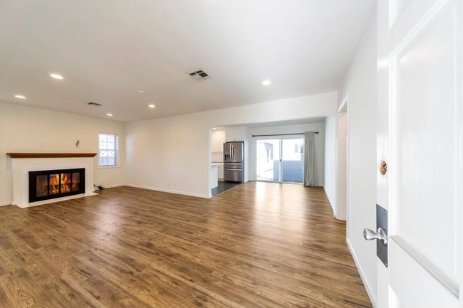 11613 Haynes St in North Hollywood, CA - Building Photo - Building Photo