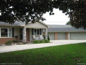 11328 Kingsley Dr in Grand Blanc, MI - Foto de edificio - Building Photo