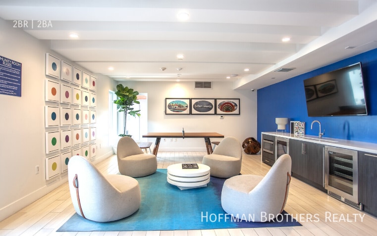 11405 Chandler Blvd in Los Angeles, CA - Building Photo