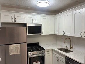 4 Consulate Dr, Unit 1P in Eastchester, NY - Foto de edificio - Building Photo