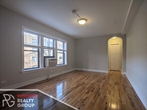 560 W Arlington, Unit 212 in Chicago, IL - Building Photo - Building Photo