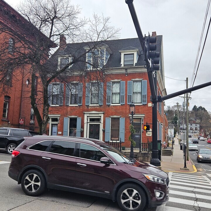 140 W High St, Unit Apartment 1 in Bellefonte, PA - Building Photo