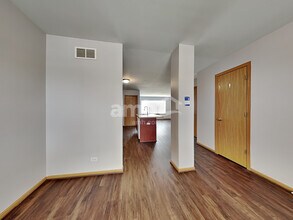 2046 Middlebury Dr in Aurora, IL - Building Photo - Building Photo