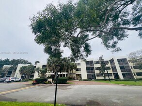 491 Racquet Club Rd in Weston, FL - Building Photo - Building Photo