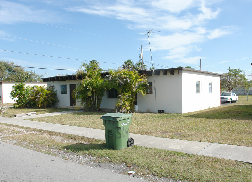 611-629 SW 8th Ave in Homestead, FL - Foto de edificio