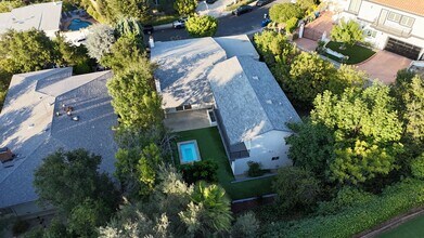 15672 Castlewoods Dr in Sherman Oaks, CA - Building Photo - Building Photo