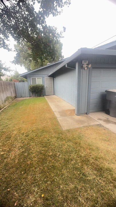 232 S 6th Ave in Oakdale, CA - Building Photo