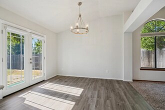 2553 Candlewood Dr in Redding, CA - Foto de edificio - Building Photo