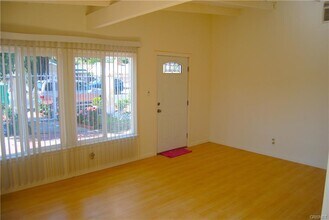 6818 Rhea Ave in Reseda, CA - Foto de edificio - Building Photo