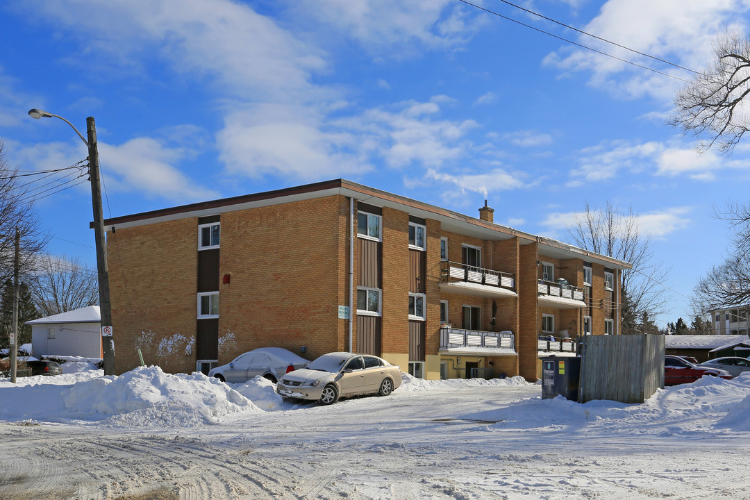 11 Olympic Dr in Kitchener, ON - Building Photo