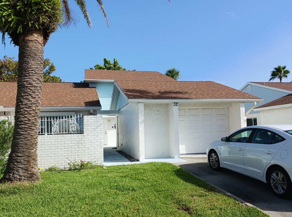 32 Chippingwood Ln in Ormond Beach, FL - Building Photo