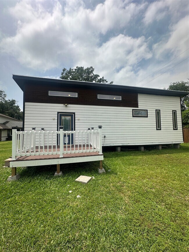 property at 1915 Fredonia Dr