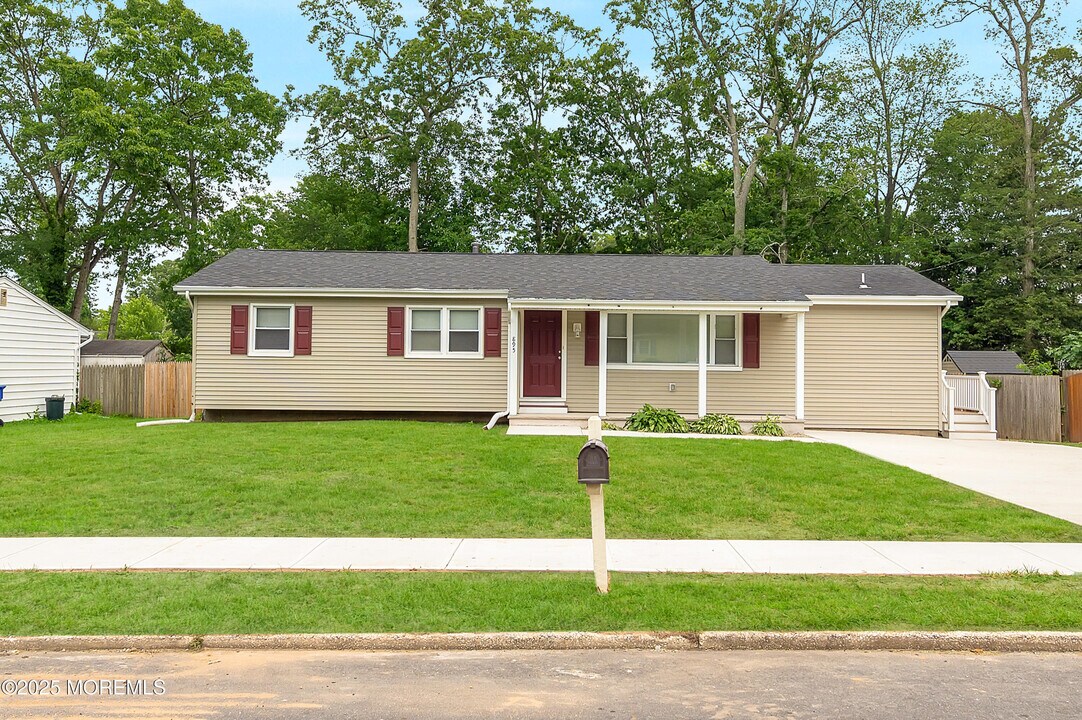 895 Raleigh Dr in Toms River, NJ - Building Photo
