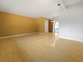 16504 NE 13th St in Bellevue, WA - Building Photo - Building Photo