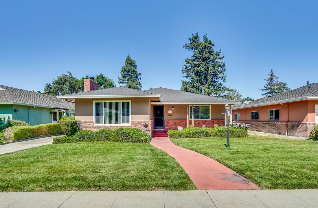 1111 Westwood Dr in San Jose, CA - Building Photo