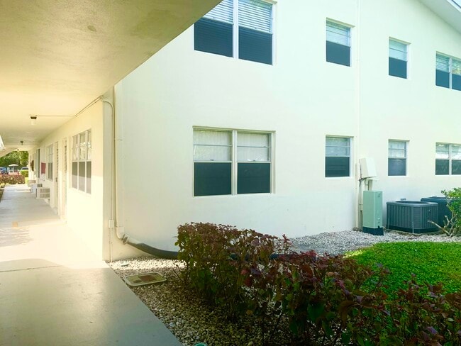 315 Camden M in West Palm Beach, FL - Building Photo - Building Photo