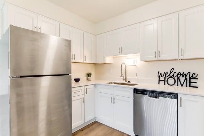 West Royal Apartments in Beaverton, OR - Building Photo - Building Photo