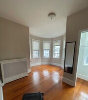 241 Maverick St in Boston, MA - Building Photo