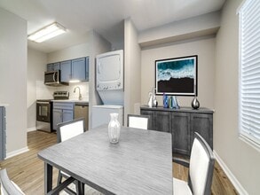 The Oaks Apartments At Medical Center in San Antonio, TX - Foto de edificio - Building Photo