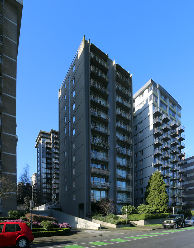 Lions Court in Vancouver, BC - Building Photo - Building Photo