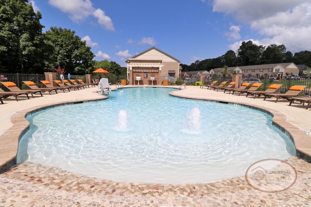 Universal at Lakewood in Hendersonville, NC - Foto de edificio