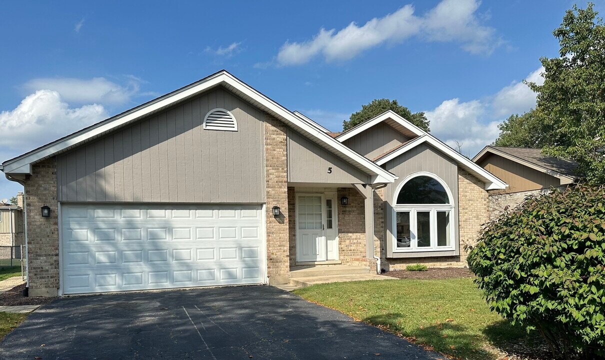 5 Meagan Ln in Lemont, IL - Building Photo