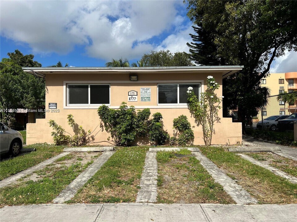 1771 SW 5th St in Miami, FL - Foto de edificio