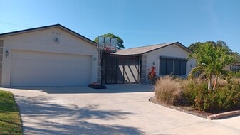 2524 Nodosa Dr in Sarasota, FL - Building Photo
