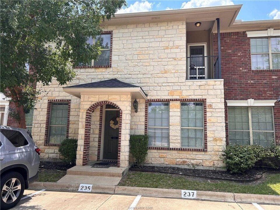 235 Forest Dr Loop in College Station, TX - Building Photo