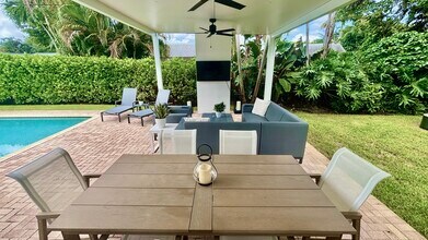 525 Sunset Rd in Boynton Beach, FL - Building Photo - Building Photo
