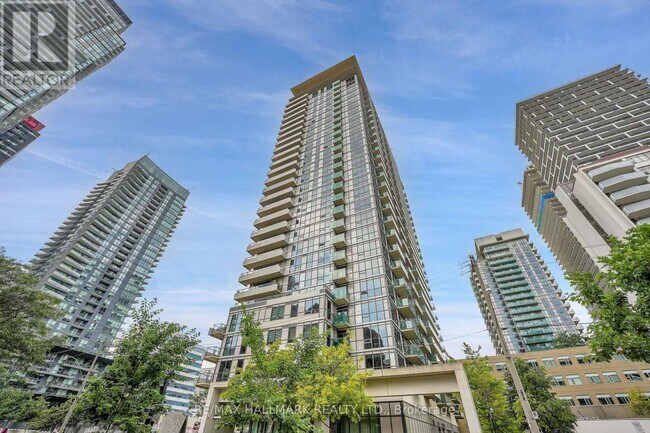 70 Roehampton Ave in Toronto, ON - Building Photo - Building Photo