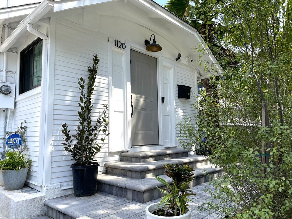 1120 S Barrington Ave in Los Angeles, CA - Building Photo