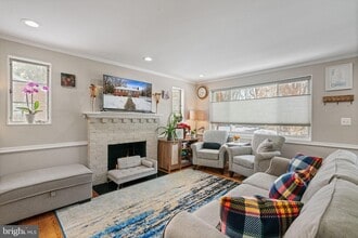 3903 Whispering Ln in Falls Church, VA - Foto de edificio - Building Photo