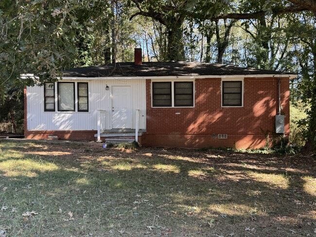 property at 3375 Villa Cir SE