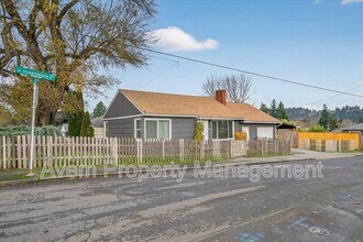 7405 NE Jonesmore St in Portland, OR - Building Photo - Building Photo