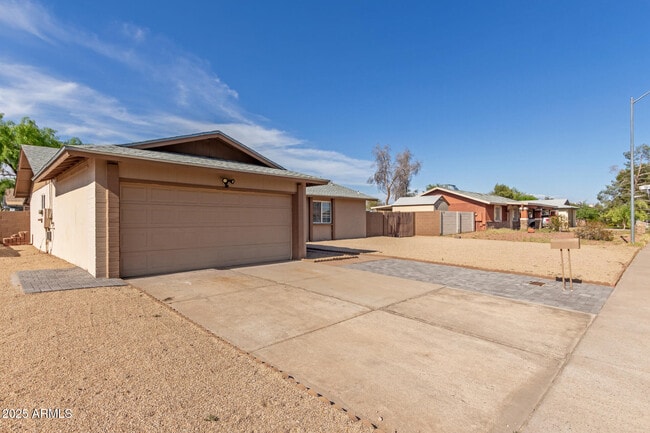 1002 W Villa Rita Dr in Phoenix, AZ - Building Photo - Building Photo