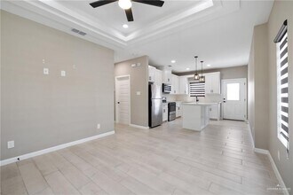 11 N Hester St in Edinburg, TX - Foto de edificio - Building Photo