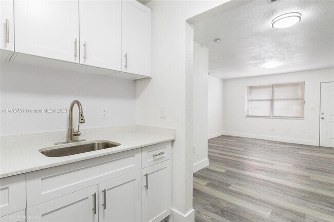 1257 NW 61st St-Unit -4 in Miami, FL - Building Photo - Building Photo