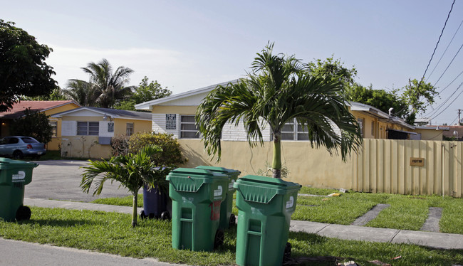 7026 SW 22nd St in Miami, FL - Foto de edificio - Building Photo